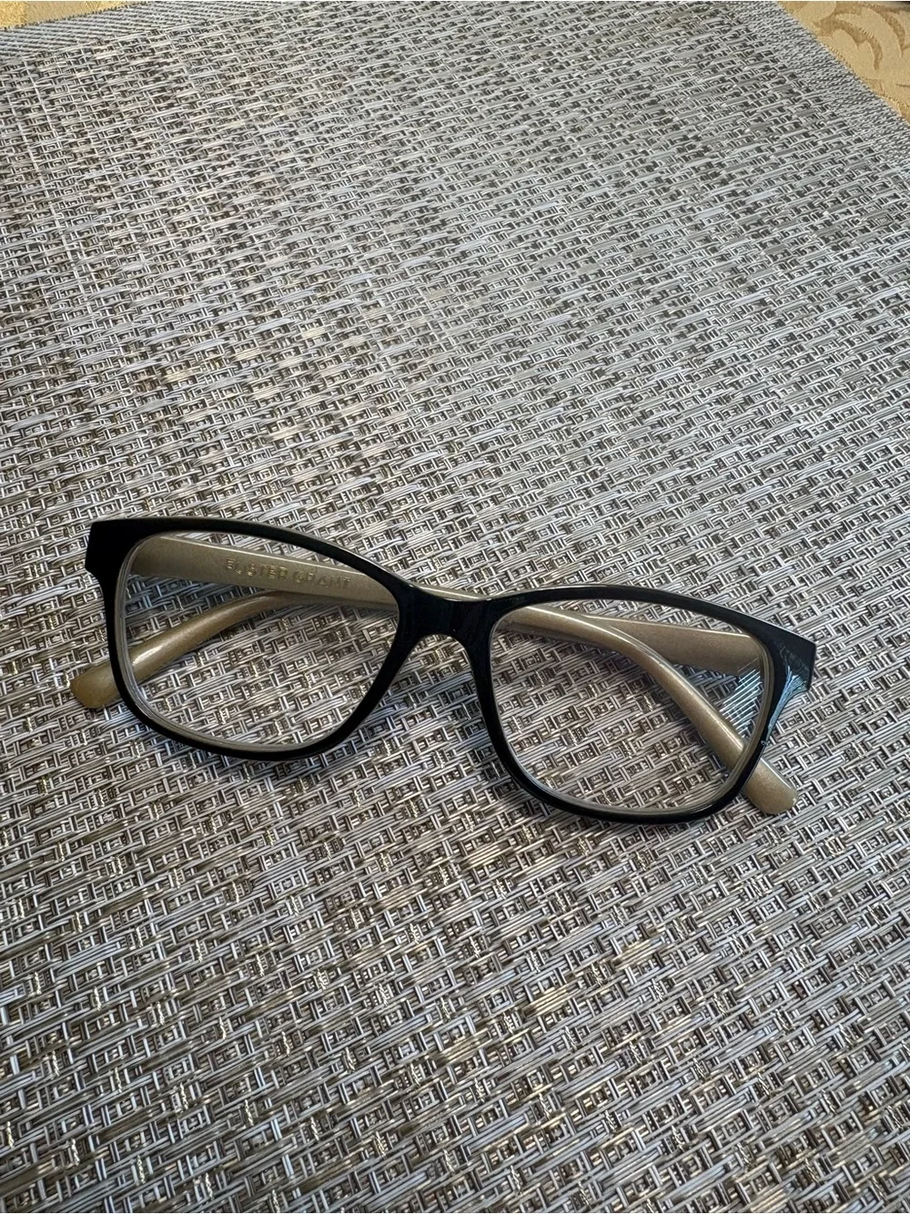 Foster Grant Black Reading Glasses with Black & White Patterned Case